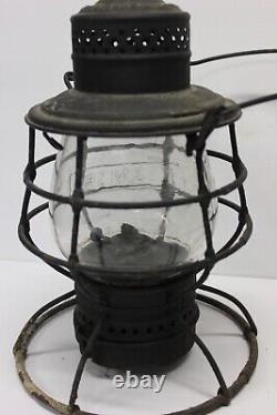 LAKE SHORE & MICHIGAN SOUTHERN RAILWAY LANTERN withL. S. &M. S. Ry. Embossed Globe